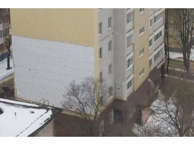 Из-за ветра в Ставрополе оторвалась часть фасада многоквартирного дома 